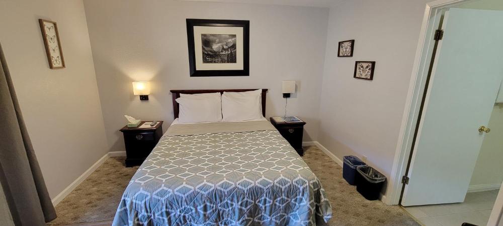 Queen Room with Balcony interior