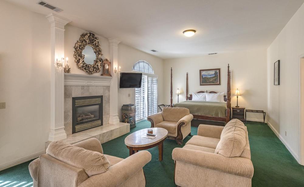 Deluxe King Room interior